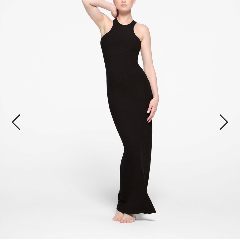 SKIMS: SOFT LOUNGE LONG TANK DRESS
ONYX